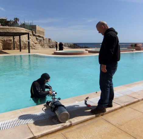 Attaching the cylinders for a trial dive with side mounting